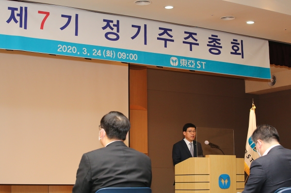 주주총회 의장인 동아에스티 엄대식 회장이 인사말을 하고 있다. 사진제공=동아에스티