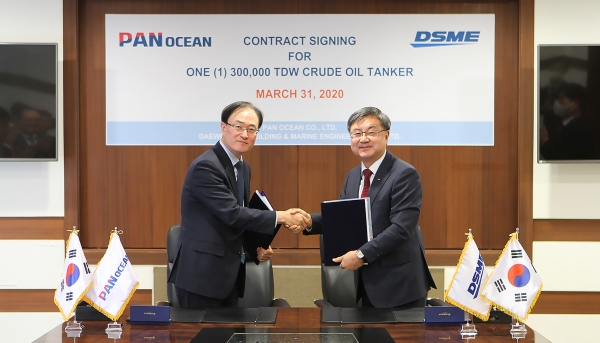 이성근 대우조선해양 사장(오른쪽)과 안중호 팬오션 대표가 초대형원유운반선 건조 계약서에 서명한 뒤 악수를 하고있다. 사진제공=대우조선해양