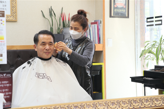 예금보험공사 위성백 사장이 6일 예보의 채무조정을 통해 재기에 성공하였지만, 최근 코로나19로 어려움을 겪고 있는 소상공인이 운영하는 서울 성동구 소재 미용실을 방문하여 이발을 하고 있다. 사진제공=예금보험공사