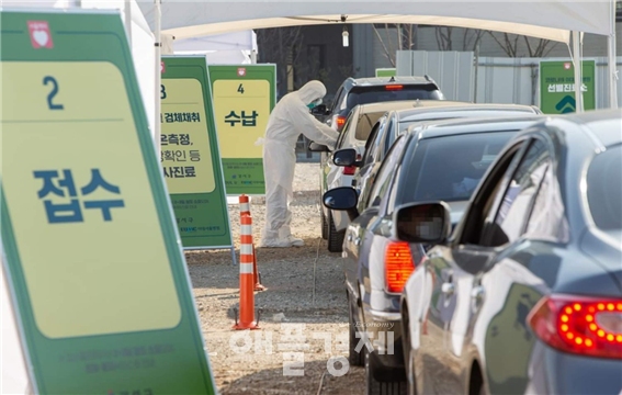 모빌리티 빅데이터로 자가격리자의 이탈을 막고, 코로나 감염경로를 파악하며 확진자와 접촉한 사람들을 정밀하게 추적할 수 있다는 주장이 나왔다. 사진은 코로나 감염 여부를 판별하는 드라이브 스루 진료소이며, 본문과 직접 관련은 없음. 사진=김점이 기자