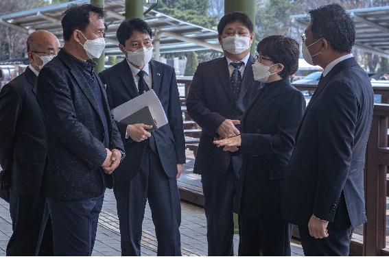 한국도로공사 김진숙 신임 사장이 이천휴게소 관계자들을 만나 코로나19로 인한 현재 상황과 고충을 듣고 있다. 사진제공=도로공사