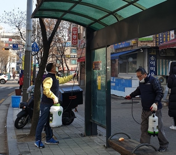 코로나 확산을 막기 위해 자원봉사자들이 방역활동을 펴고 있다.
