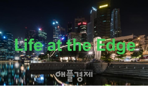 사진은 싱가포르에서 지나내 열린 ‘라이프 디 엣지 (Life The Edge)’ 행사 포스터이며, 본문과 직접 관련은 없음.