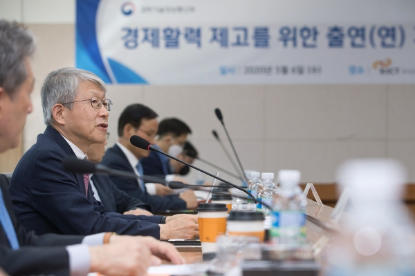 지난 5월, 경제활력 제고를 위한 출연 기관장 간담회에서 발언하는 최기영 과기정통부 장관. 사진제공=과학기술정보통신부