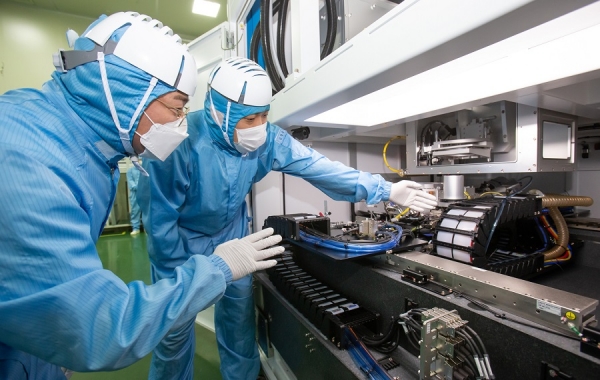 삼성전자 직원(사진 왼쪽)과 이오테크닉스 직원(사진 오른쪽)이 양사가 공동 개발한 반도체 레이저 설비를 함께 살펴보고 있다. 제공/삼성전자