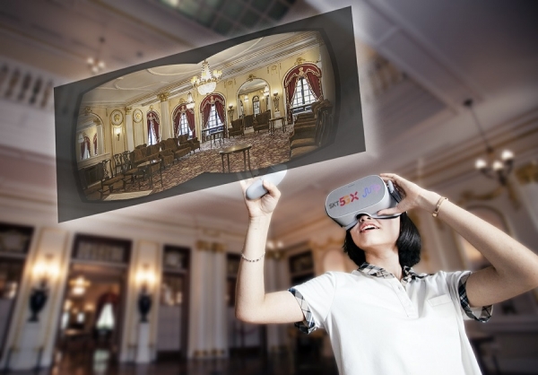VR 기기를 착용하고 점프 VR 앱에서덕수궁 석조전 접견실 내부를 360도 VR 영상으로 관람하고있다. (사진=SK텔레콤)