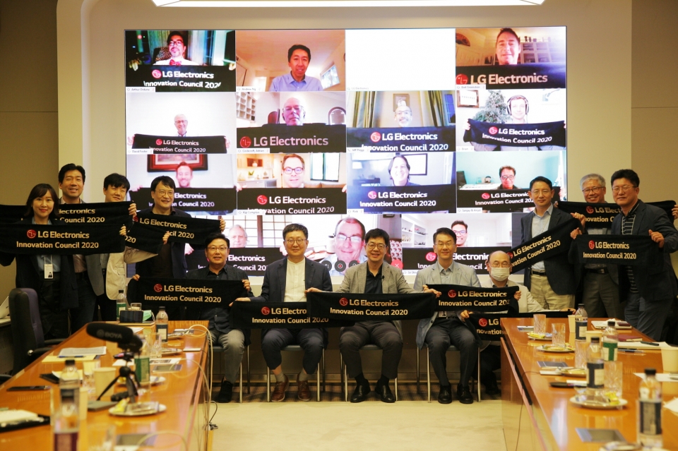 LG전자 CTO 박일평 사장(앞줄 왼쪽에서 세번째)이 회의를 마친후 화상회의 참가자들과 기념촬영을 하고 있다. (사진=LG전자)