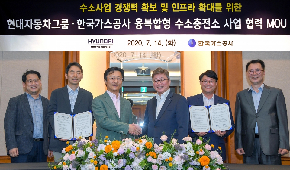 왼쪽 세 번째부터 현대차그룹 지영조 사장, 가스공사 채희봉 사장이 업무 협약 체결 후 기념촬영을 하고 있다. (사진=현대자동차그룹)