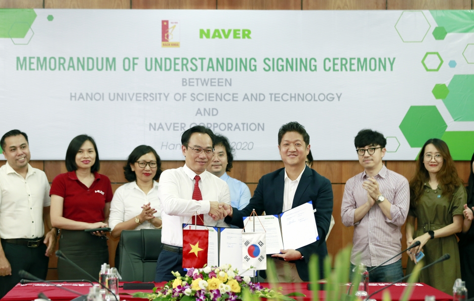 15일 진행된 네이버-HUST MOU에 참석한 호안민송 하노이과학기술대학 총장(좌)와 박동진 네이버 베트남 책임리더(우) (사진=네이버)