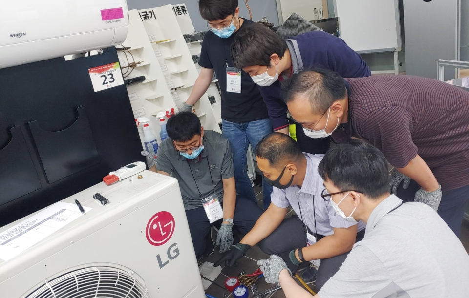 LG전자가 고객들의 서비스 만족도를 높이기 위해 서울, 부산 등 전국 5개 지역에 있던 서비스 아카데미를 한 곳으로 통합하고, 비대면 트렌드에 맞춰 온택트(Ontact) 교육도 확대한다. 경기도 평택시에 위치한 LG전자 서비스 아카데미에서 서비스 엔지니어들이 에어컨 수리교육을 받고 있다. (사진=LG전자)