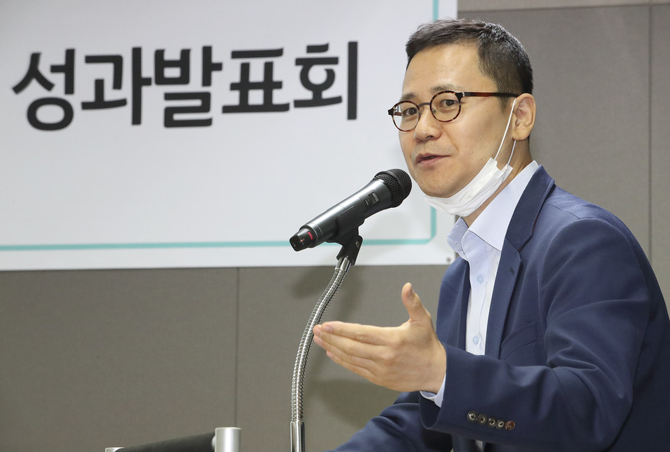 지난 7월31일 진행된 코로나19 확산예측 연구 얼라이언스 성과발표회에서 KT AI/빅데이터서비스담당 변형균 상무가 발표하고 있다. (사진=KT)