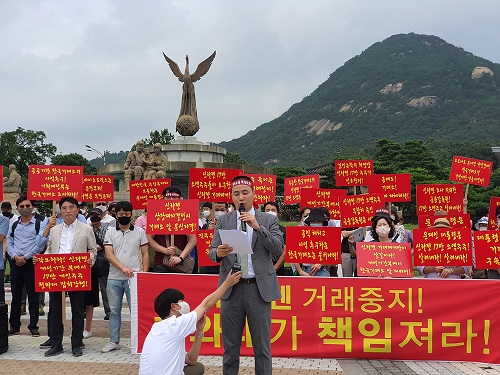 신라젠행동주의주주모임의 이성호 대표가 문재인 대통령에게 드리는 호소문을 낭독하고 있다. (사진=신라젠소액주주모임 제공)