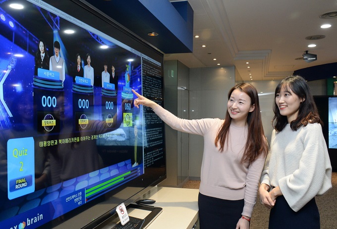 ETRI 연구진들이 가상 엑소브레인 퀴즈대결 기술을 시연하는 모습 (사진=ETRI)