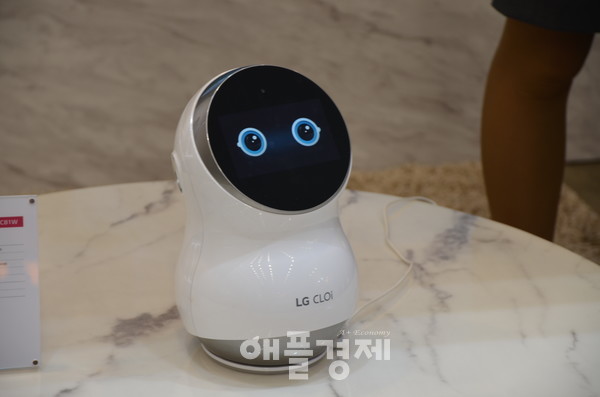 직업의 창의성이나 사회성에 따라 인공지능 대체 정도가 크게 다르다는 이론이 소개되고 있다. 사진은 LG전자가 개발한 홈 인공지능 비서 ‘클로이’, 사진=애플경제DB