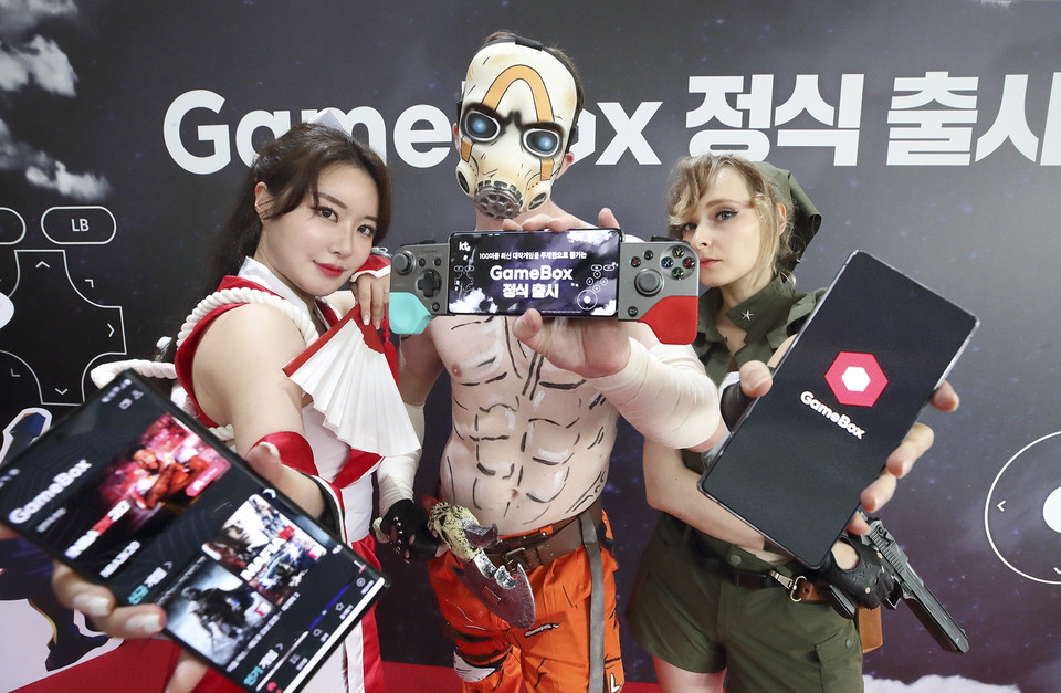 KT 모델들이 12일 광화문 KT스퀘어에서 개최된 ‘게임박스’ 출시 기자설명회에서  KT의 새로운 구독형 스트리밍 게임 서비스 ‘게임박스’를 시연하고 있다. (사진=KT)