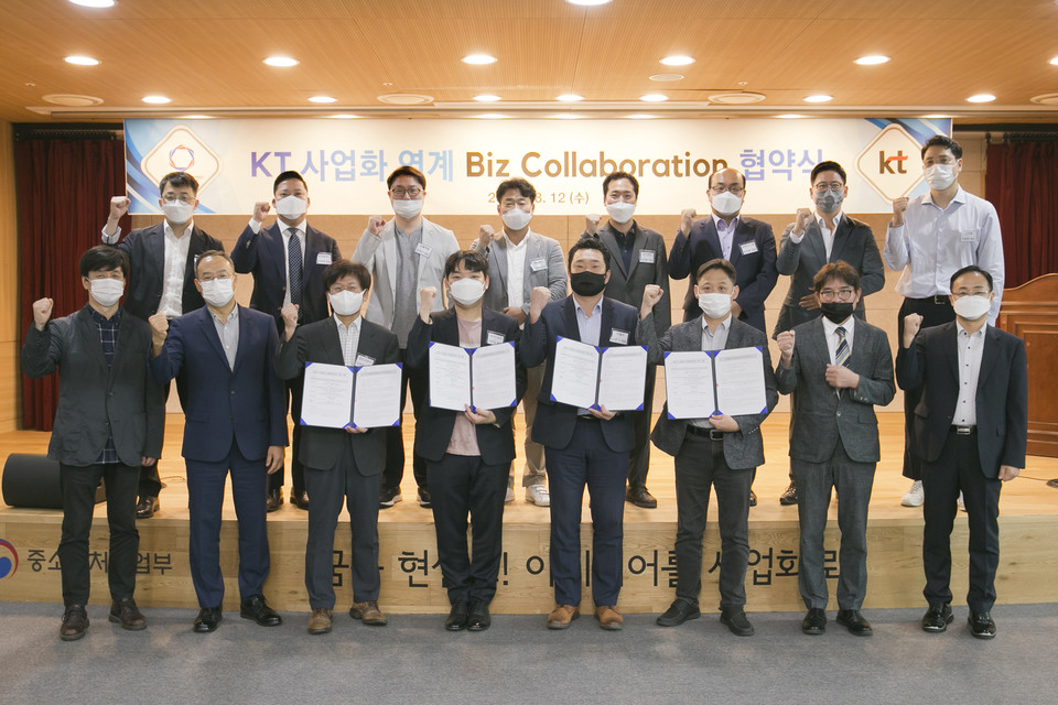 (첫줄 왼쪽부터) 경기창조경제혁신센터 김종현 본부장, KT SCM전략실장 박종열 전무, 듣는교과서 장정호 대표, 아키드로우 이주성 대표, 아윌비 도병민 대표, 테크빌리지 최동훈 대표, 경기창조경제혁신센터 신현삼 센터장, KT 신사업조사평가담당 김창유 상무, (두번째 줄 왼쪽부터) 트위니 천홍석 대표, 올림플래닛 권재현 대표, 심플랫폼 임대근 대표, 엠투에스 남궁석 이사, 도구공간 김진효 대표, 성현시스템 임선준 대표, 다비오 박주흠 대표, 노다멘 이원준 대표 (사진=KT)