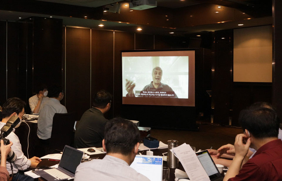 수제이 하젤라 주니퍼네트웍스 미스트 부문 최고경영자가 영상 브리핑을 진행하는 모습 (사진=주니퍼네트웍스)