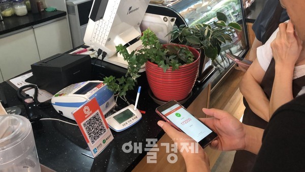 비대면 시대에 특별히 ‘대박’을 터뜨릴 만한 업종들이 눈길을 끌고 있다. 사진은 결제와 구매 등을 하는 스마트 상점 풍경. 사진=애플경제DB