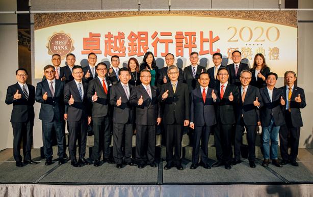 林定芃Excellence Magazine 발행인 린딩펑(林定芃, 첫줄 왼쪽 여섯번째), 타이완 금융감독 위원장 후앙 티엔무(黃天牧), 상업개발원장 쉬티엔차이(許添財), 국회의원 우치밍(吳琪銘:우측 두번째), 수상한 은행대표들 (사진=Excellence Magazine)