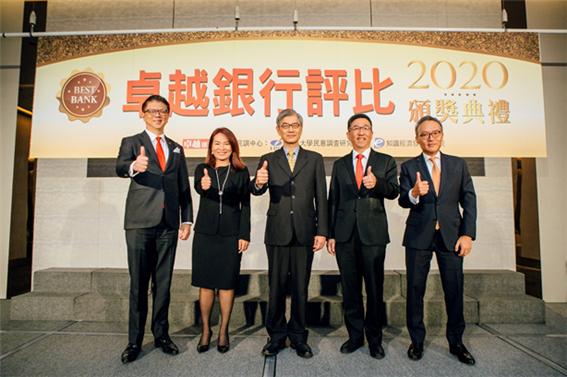 타이완 금융감독 위원장 후앙 티엔무(黃天牧:중간)과 비금융 관리 은행 수상자들 (사진=Excellence Magazine)