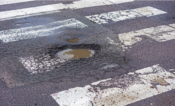 운전자들을 위협하는 장마철 포트홀을 AI로 사전 탐지해내는 기술이 개발되었다. (제공=한국건설기술연구원)