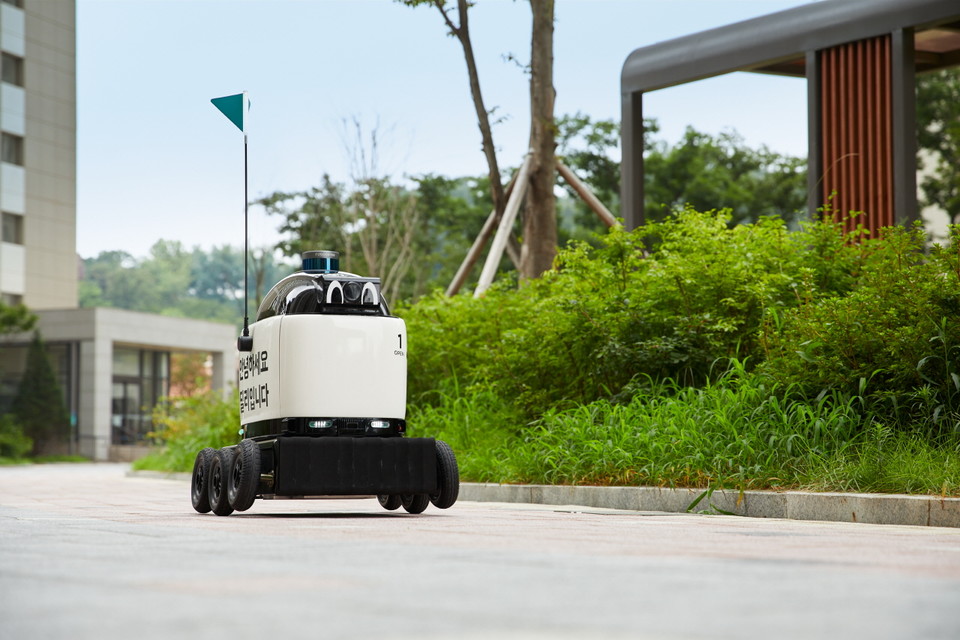 우아한형제들의 실외 배달로봇 ‘딜리드라이브’가 주상복합 아파트 단지 ‘광교 앨리웨이’에서 음식을 배달하고 있다. (사진=우아한형제들)