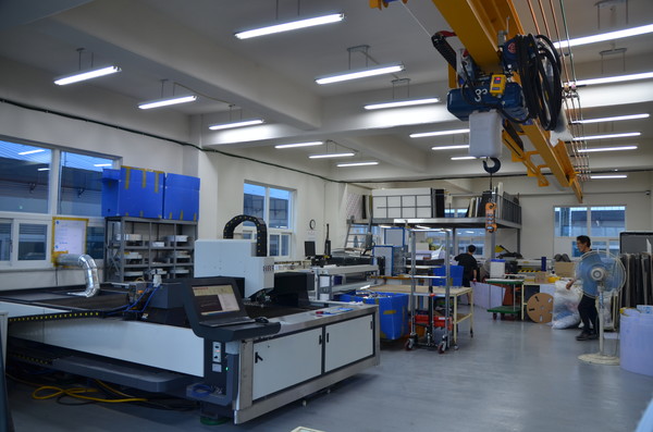 AI자동화로 인해 인공지능상사를 모시는 등의 변화가 예상된다는 보고서가 주목을 끈다. 사진은 완전 자동화 직전 단계의 한 중소 제조업체 작업장으로 본문 기사와 직접 관련은 없음. (출처=유튜브캡처)