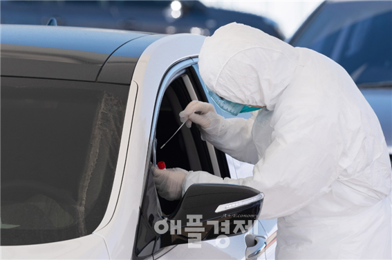 ‘코로나19’ 방역엔 인공지능이 필수적이라는 한국정보화진흥원의 분석 보고서가 관심을 끈다. 사진은 한 지자체가 설치한 드라이브 스루 형태의 코로나 선별진료소. 사진=애플경제DB