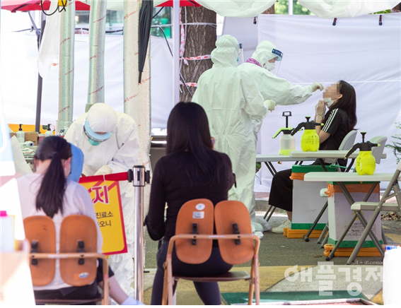 ‘코로나19’ 재확산을 맞아 다시금 AI, IoT 등 IT기기와 기술의 유용성이 부각되고 있다. 사진은 서울 시내 한 자치구가 설치한 선별진료소