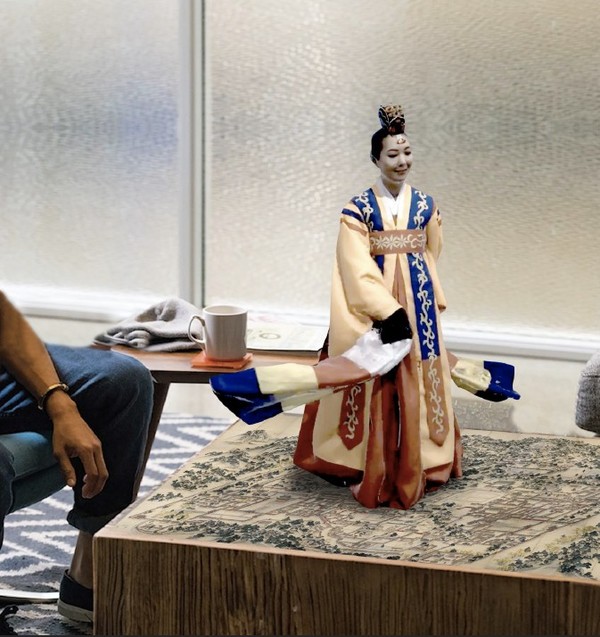 ‘창덕ARirang 앳 홈’ 앱(App.)을 집 안 식탁 위나 거실에서 구동한 모습(연출 이미지) (제공=SK텔레콤)