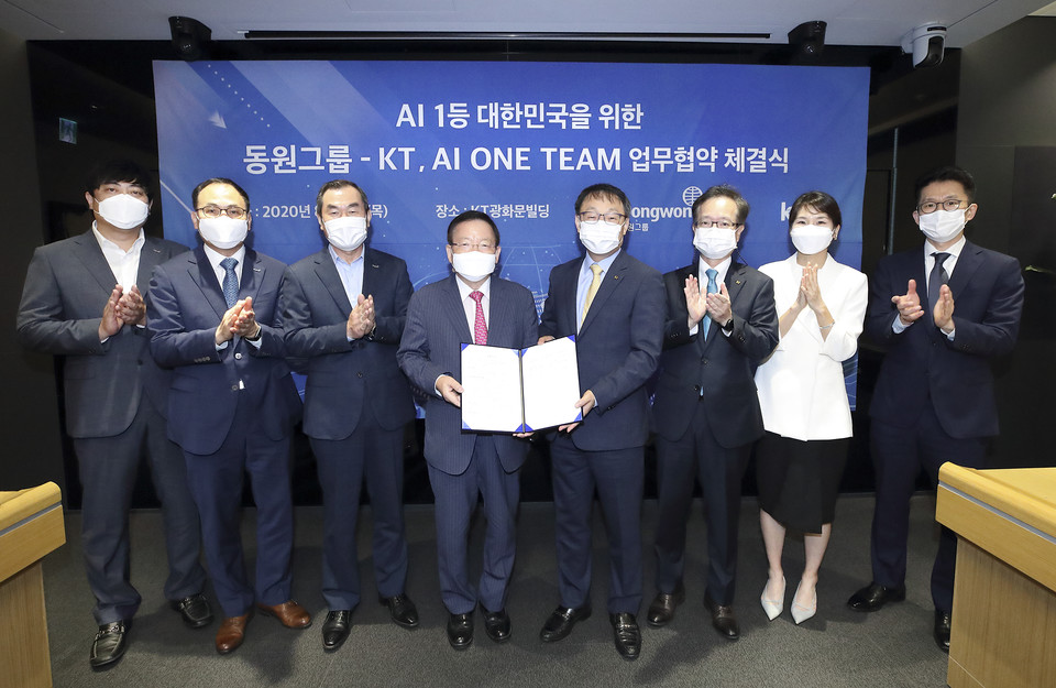27일 서울 종로구 KT 광화문빌딩 East에서 열린 ‘대한민국 AI 1등 국가를 위한 업무협약식'에서 KT 구현모(오른쪽 네번째) 대표, 동원그룹 박인구(오른쪽 다섯번째) 부회장 등 양사 관계자들이 기념사진을 찍고 있다. (사진=KT‧동원그룹)