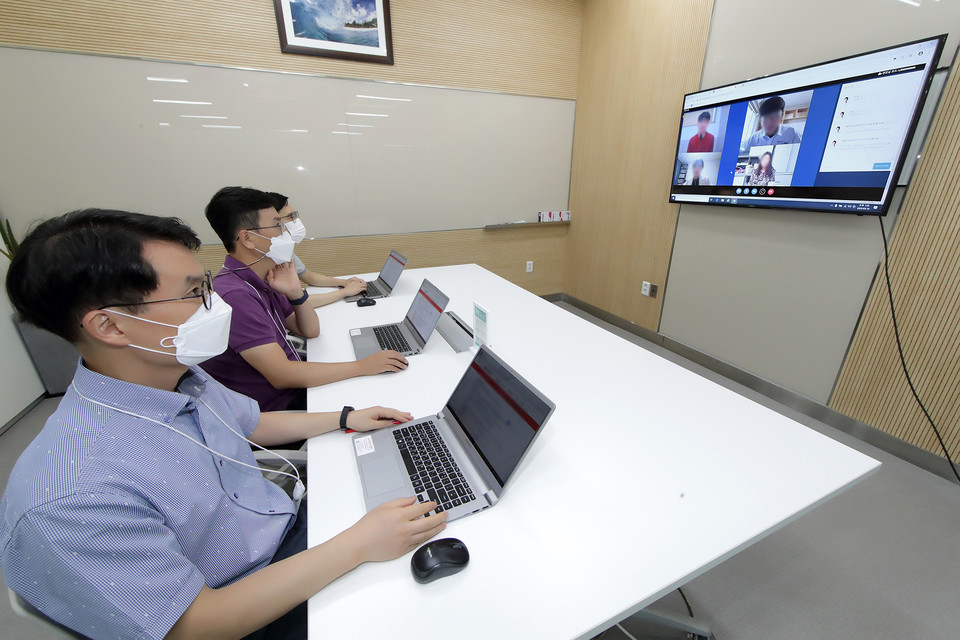 KT 채용 담당자들이 2020년 채용에 도입하는 화상면접 시스템을 시험 사용하고 있는 모습 (사진=KT)