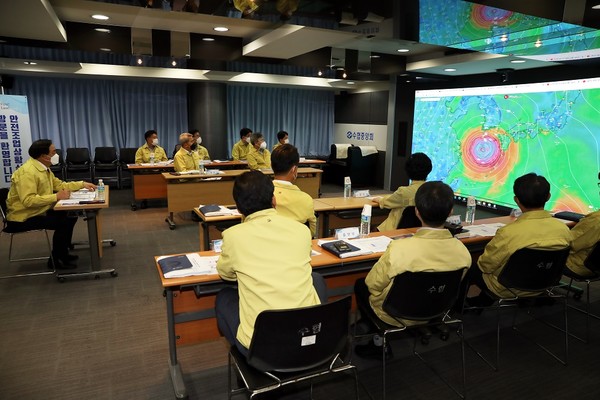 임준택 수협중앙회장(사진 좌측)이 1일(화) 수협 어선안전조업본부 안전조업상황실에서 비상대책회의를 열고 제9호태풍 '마이삭' 북상에 따른 대응태세 강화를 주문했다. (제공=수협중앙회)