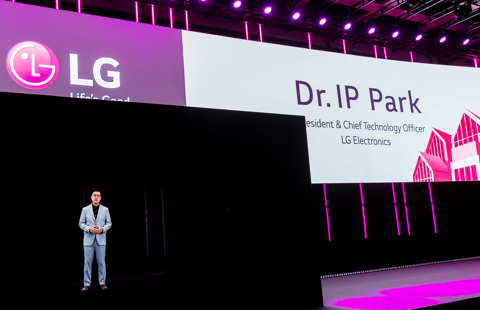 CTO 박일평 사장이 홀로그램으로 등장해 프레스 콘퍼런스를 진행하는 모습 (사진=LG전자)