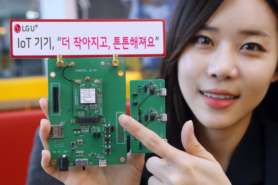 iUICC 기반의 통신 모듈을 시험용 보드에 부착한 모습 (사진=LG유플러스)