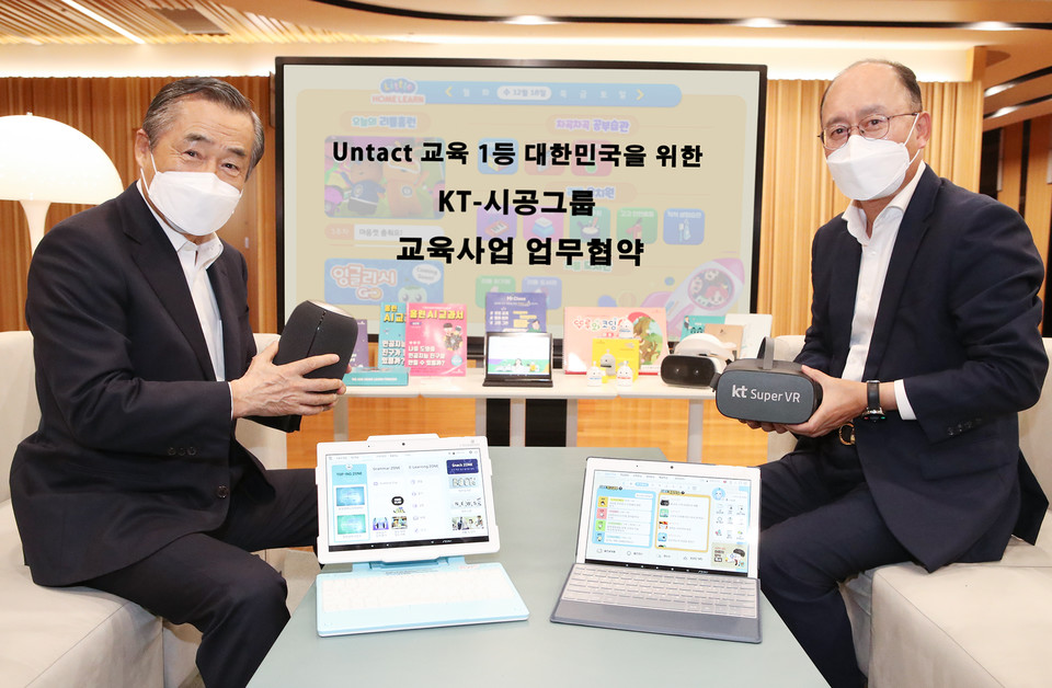 협약식을 마치고 KT 커스터머부문장 강국현 부사장(오른쪽)과 시공그룹 박기석 회장(왼쪽)이 양사의 서비스 및 콘텐츠에 대해 담소를 나누고 있다. (사진=KT)