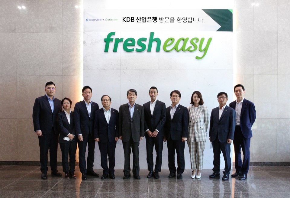 (왼쪽에서 5번째)한국산업은행 이동걸 회장, 프레시지 정중교 대표이사. (제공=KDB산업은행)