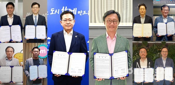 현대자동차 컨소시엄은 인천시와 함께 국토교통부 '스마트시티 챌린지 사업' 추진에 관한 협약을 체결했다고 밝혔다. 사진은 지난 9일 치러진 언택트 협약 모습(사진 가운데 오른쪽 현대차 지영조 사장, 가운데 왼쪽 인천광역시 박남춘 시장 외 현대차 컨소시엄 참여단체 대표) (사진=현대차)