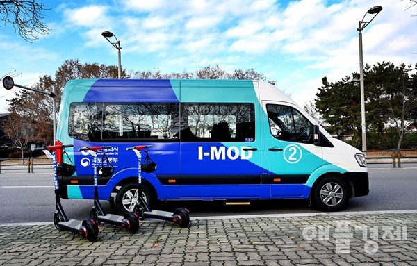 현대자동차 컨소시엄은 인천시와 함께 국토교통부 '스마트시티 챌린지 사업' 추진에 관한 협약을 체결했다고 밝혔다. 사진은 현대차 컨소시엄과 인천시가 공동으로 선보인 수요응답형 버스 'I-MOD'와 전동킥보드 'I-ZET' 모습. (사진=현대차)