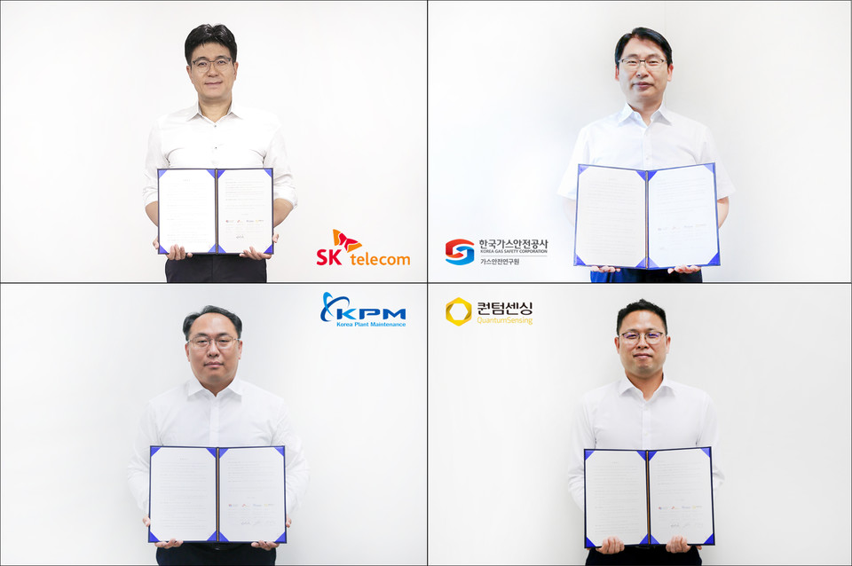 (사진 좌상단부터 시계 방향) SKT 보안사업부장 박진효 대표, 한국가스안전공사 가스안전연구원 김영규 원장, 퀀텀센싱 황규종 대표, 한국플랜트관리 박수열 대표가 각자 자택 또는 사무실에서 서명한 협약서를 들어 보이고 있다. (사진=SK텔레콤)