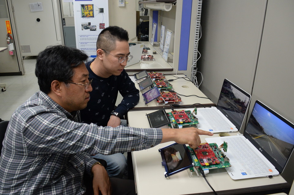 ETRI 연구진이 자율주행에 필요한 AI 반도체 기술을 시연하는 모습 (사진=ETRI)