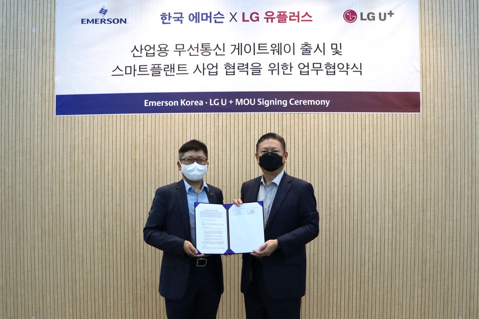 한국에머슨 죽전사옥에서 진행된 ‘산업용 무선통신 게이트웨이 출시 및 스마트플랜트 사업 협력’에 관한 업무협약 체결식에서 LG유플러스 조원석 기업신사업그룹장 전무(왼쪽)와 한국에머슨 충첸화이 대표가 기념 촬영하고 있는 모습 (사진=LG유플러스)