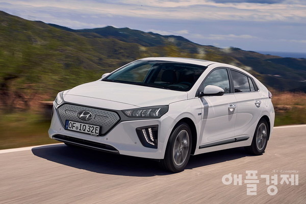 LG화학이 배터리 부문을 100% 자회사로 물적분할 하기로 결의했다. 사진은 LG화학의 전기차 배터리가 탑재되고 있는 현대 아이오닉 일렉트릭 (사진=현대차)