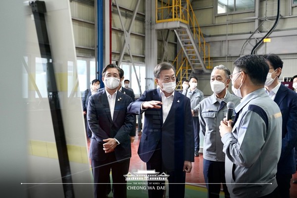 17일 두산중공업 창원 공장을 방문한 문재인 대통령. (출처=청와대)