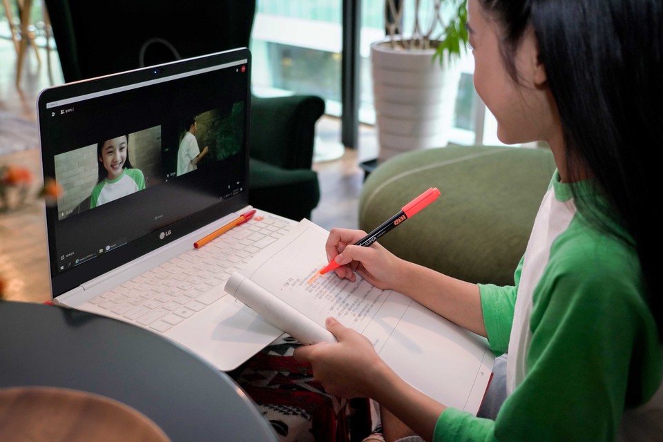 SK텔레콤은 자사의 5G‧AI기술을 활용, 그룹 영상통화 서비스 ‘미더스(MeetUs)’를 기반으로 한 양방향 원격수업 서비스 개발에 착수한다고 21일 밝혔다. (사진=SK텔레콤)