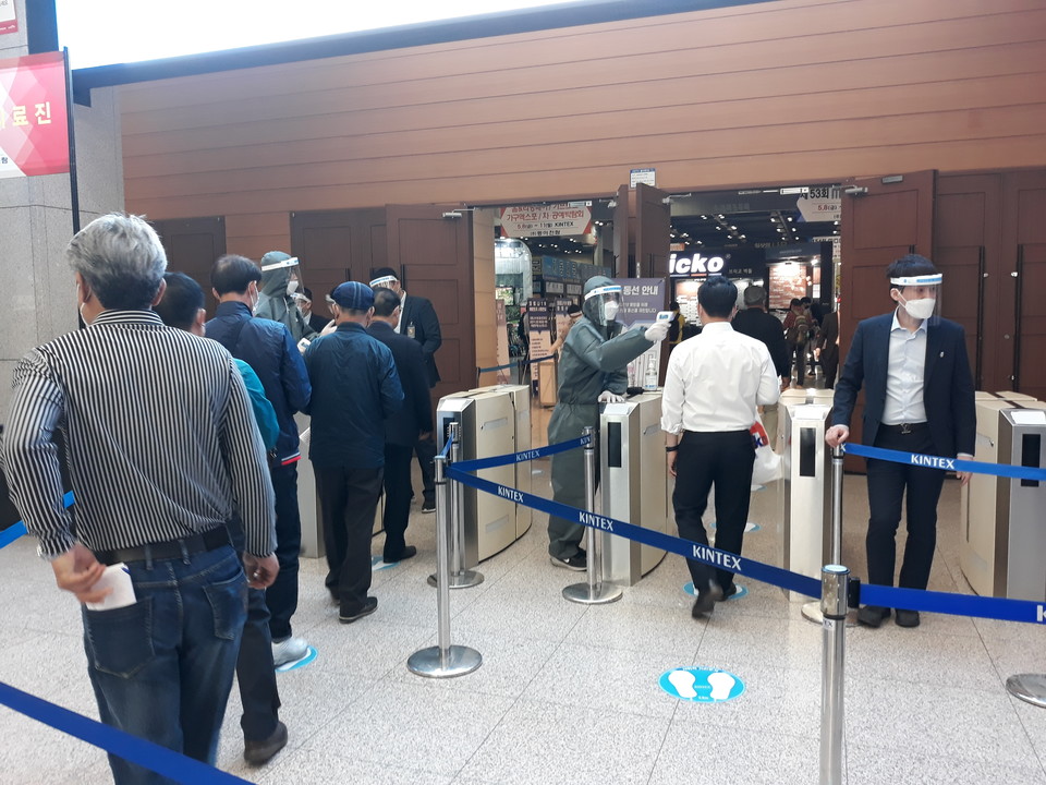 디지털 트윈이 ‘코로나 19’퇴치의 주요 기술로 부상하고 있다. 사진은 최근 열렸던 국내 한 전시회에서 입장객의 상태를 체크하고 있는 모습으로 본문 기사와 직접 관련은 없음.(사진=애플경제)