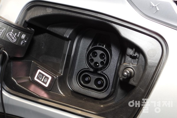 DS 3 크로스백 E-텐스 충전단자 (사진=황현태 기자)