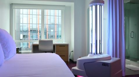 요텔 보스턴의 총괄 매니저 트리시 베리는 현재 호텔 업계는 여행자를 보호하는 방법을 강화할 뿐만 아니라 체크인부터 체크 아웃까지 가능한 모든 조치를 취하고 있다는 확신을 주는 것이 중요하다고 말했다. 요텔 운영의 확장이자 #SmartStay 안전 조치인 Vi-YO-Let이라는 이름의 UVD 로봇은 요텔 보스턴의 하이 터치 공용 공간과 엄선된 객실 전체에 더 깊은 수준의 소독을 제공한다. (사진=UVD로봇)