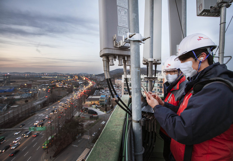 SKT 직원들이 차량 정체가 가장 많은 고속도로와 역사 등의 인근 기지국을 점검하고 있다. (사진=SK텔레콤)
