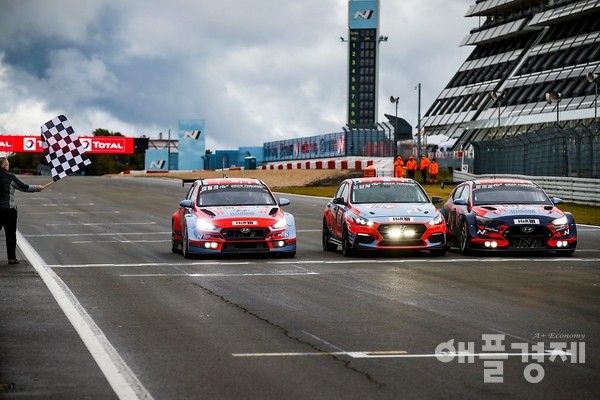 영화 '포드 vs 페라리'에서 재현된 과거 모터스포츠의 전설적 실제 골인장면을 현대차 N 경주차들이 재현하며 결승선에 골인하는 모습 (사진=현대차)